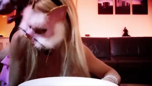 Kız tavşan sikişmeye hazır