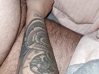 纹身性感的继母在床上撸管继子的鸡巴