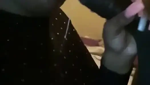 Üvey babam bizimle taşındı ve gece geç saatlerde biraz eğleniyoruz