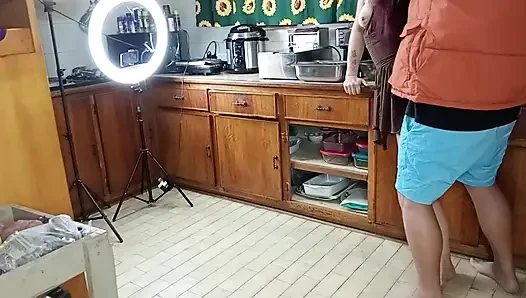 Dia mencoba membuat salad dan kemudian dia makan kontol