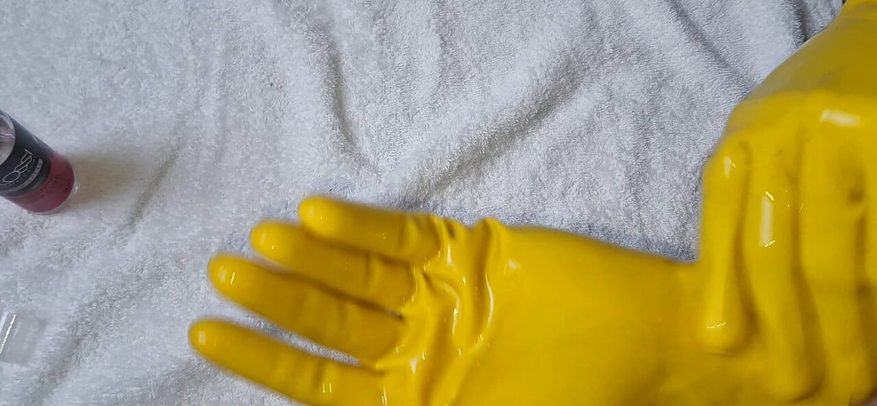 Rex dan Sarung tangan lateks kuning
