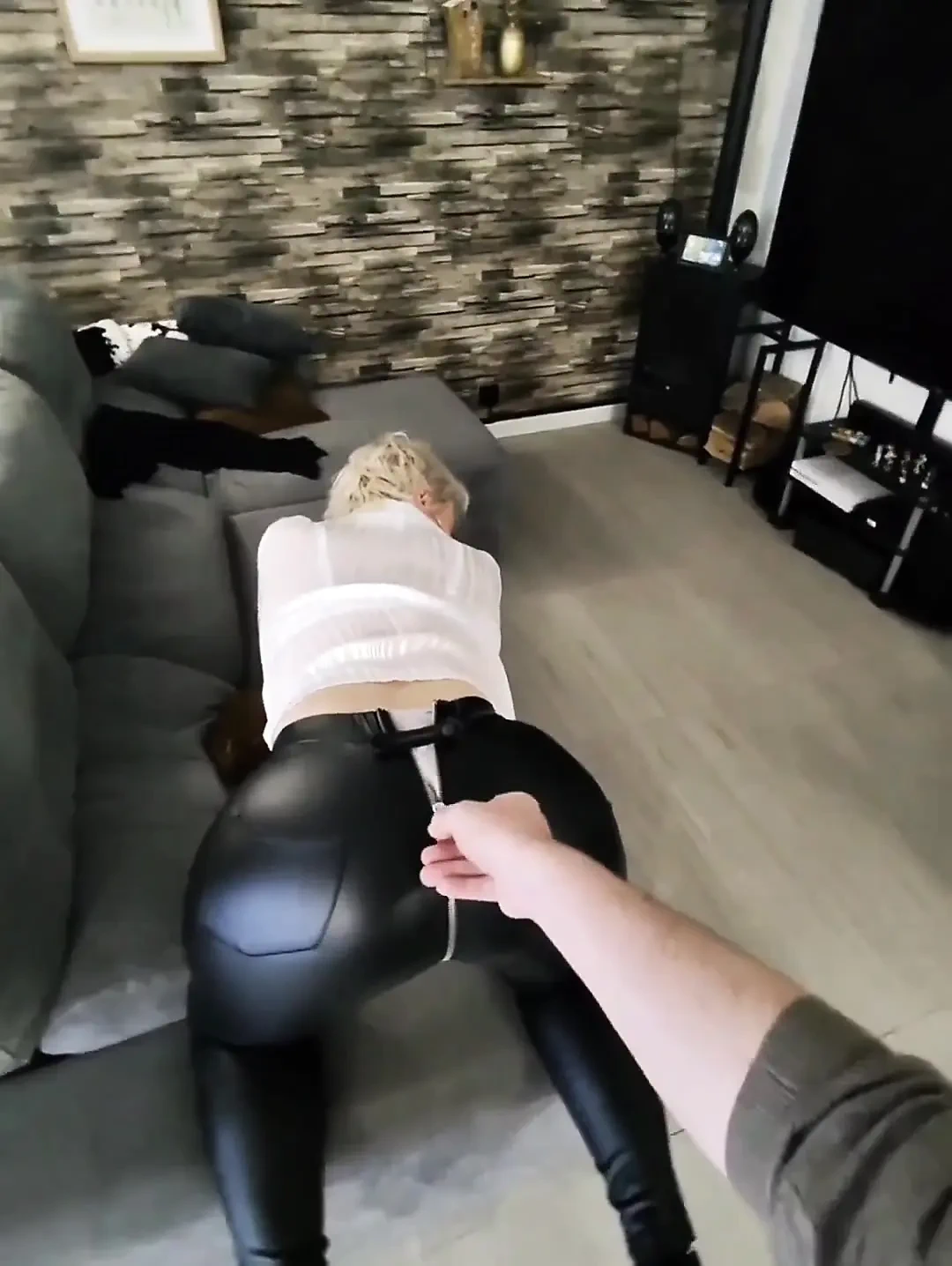 他打开我的皮裤, 操我的阴部和屁股