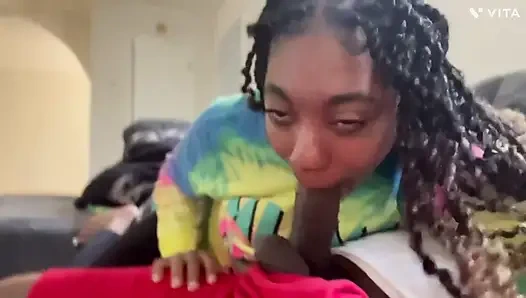 Фигуристую азиатскую черную порнозвезду жестко трахнул большой черный член прямо в горло спермоприемника