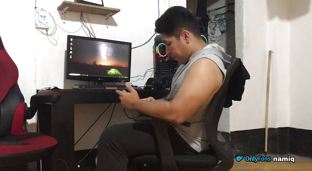 I Find a Cute Latina Exercising and I Invite Her to Fuck