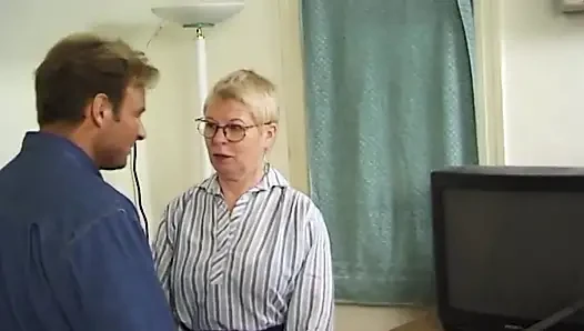 Geile oma verführt jungen kerl zu intensivem hardcore-hämmern
