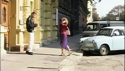 Güzel sarışın göt domalma pozisyonunda sikişiyor... ağzına boşalma