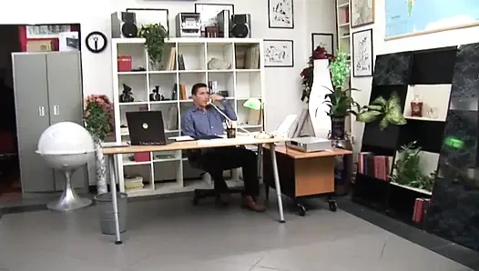 Di usia 50-an dia masih suka kontol muda yang besar!!