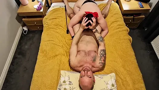 Halsfick-ehefrau lutscht einen fremden schwanz und schluckt sein sperma