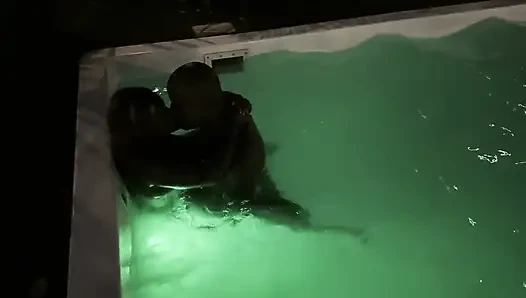 Xeinna Rose ve Jay Playhard ateşli bir havuz günü sikişinin tadını çıkarıyor