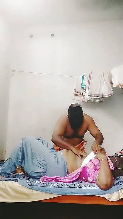 Žena s velikim bradavicama jede izvedbu