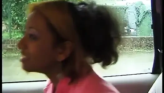Mengambil ebony dengan rambut berwarna memberikan blowjob yang bagus kepada pengemudi