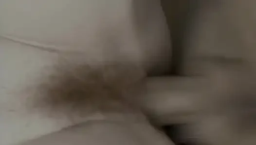 Mein Freund Weckt Sie, Fickt Dann Ihre Behaarte Muschi Und Verprügelt Ihren Arsch