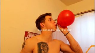 Fetiche de globos - Aaron soplando globos