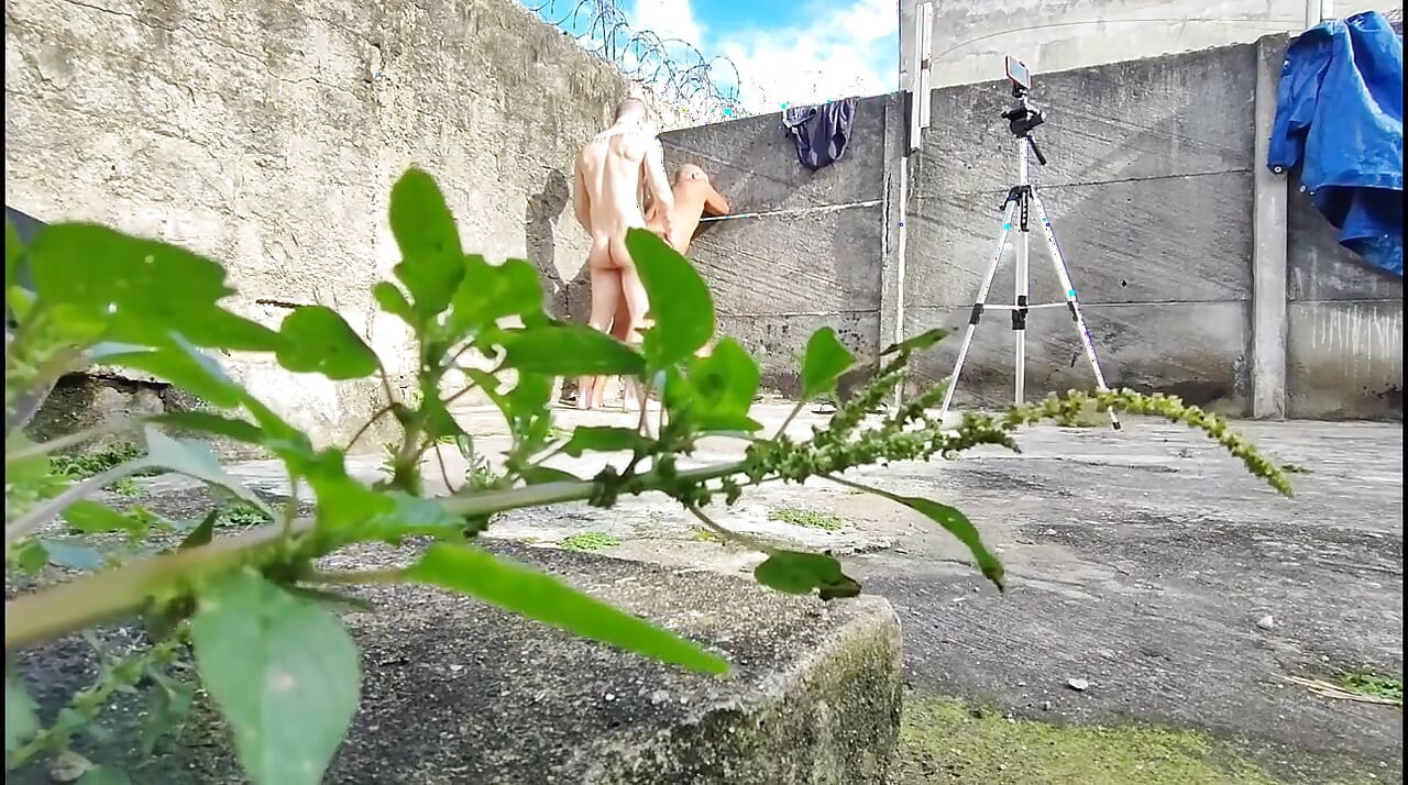 Kamera u šumi snima dva strejt momka kako se jebu