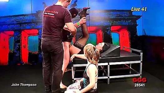 Ggg — блондинка-милф с большими грудями подвергается групповому сексу от группы парней в клубе — Ggg в живом выступлении