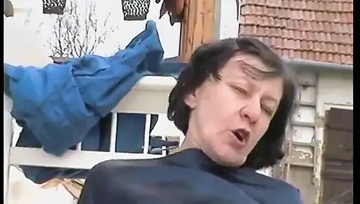 Nenek terangsang ingin pria yang lebih muda menidurinya di halaman belakang