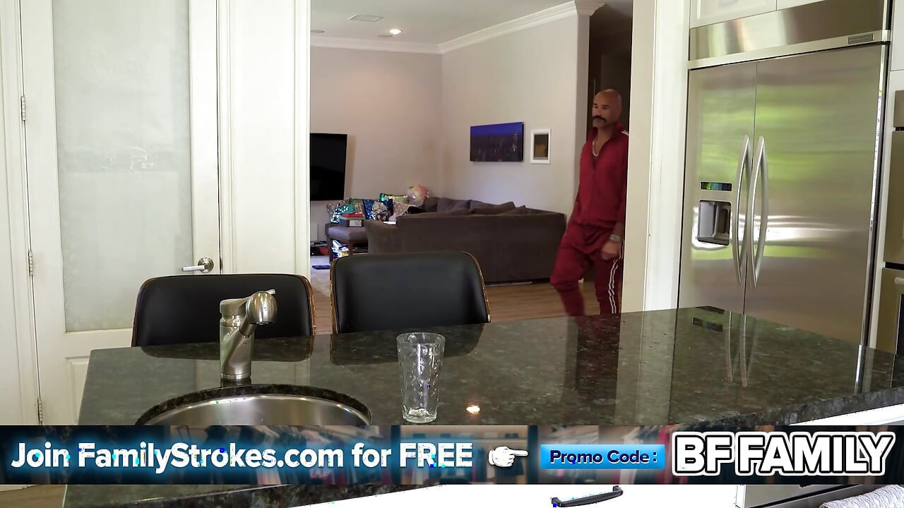 हॉट सौतेली बेटी पापा से पूछती है कि क्या उसकी बिकनी बहुत छोटी है