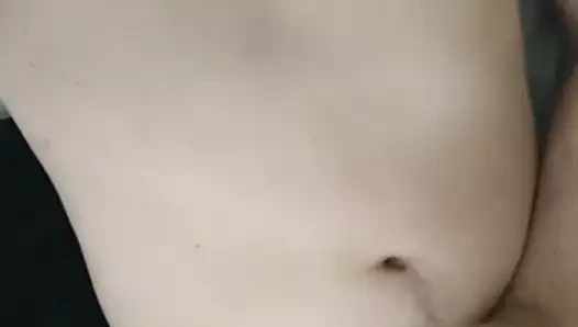 Gömleksiz twink meme uçlarını ovuyor, gerizekalı ve boşalıyor!!!