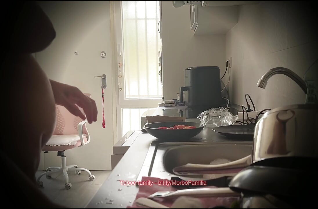 Deberes de mami sumisa: cocinar desnuda en la cocina