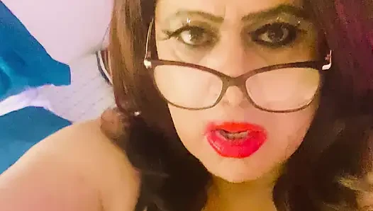 Krissy Sweets onu yarağıyla okşuyor