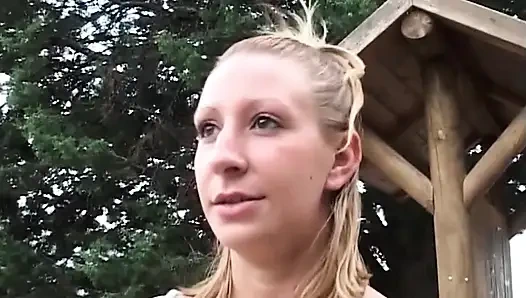 Sarışın orta yaşlı seksi kadın açık havada sert macerada genişliyor
