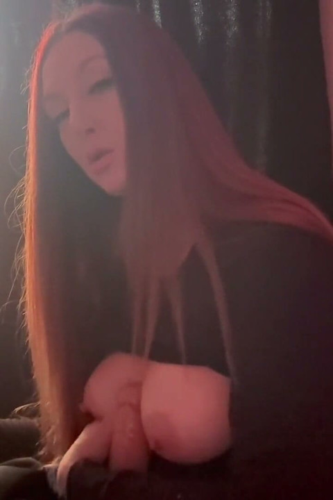Artemisia adoră sesiunea sexy de fetiș solo care se joacă cu vibratorul ei preferat