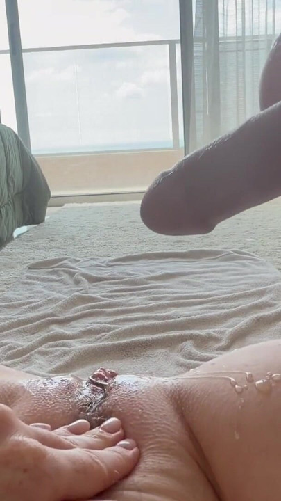 Blondine MILF Fødder Lyserøde Trusser Sprøjt Dildo Våd Orgasme | Klip 2