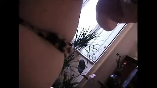 Sexy amateur maskierte MILF berührt sinnlich titten und muschi