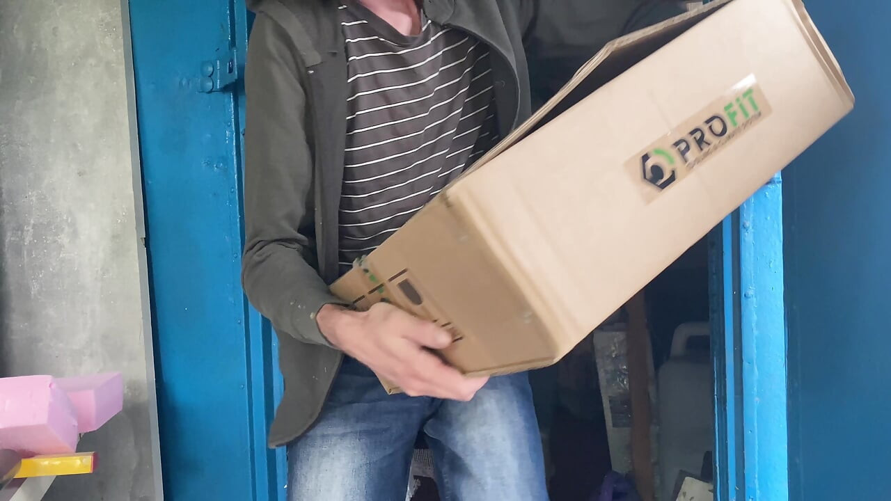A warehouse worker fucked the manager hard right there on the boxes and put her in her place