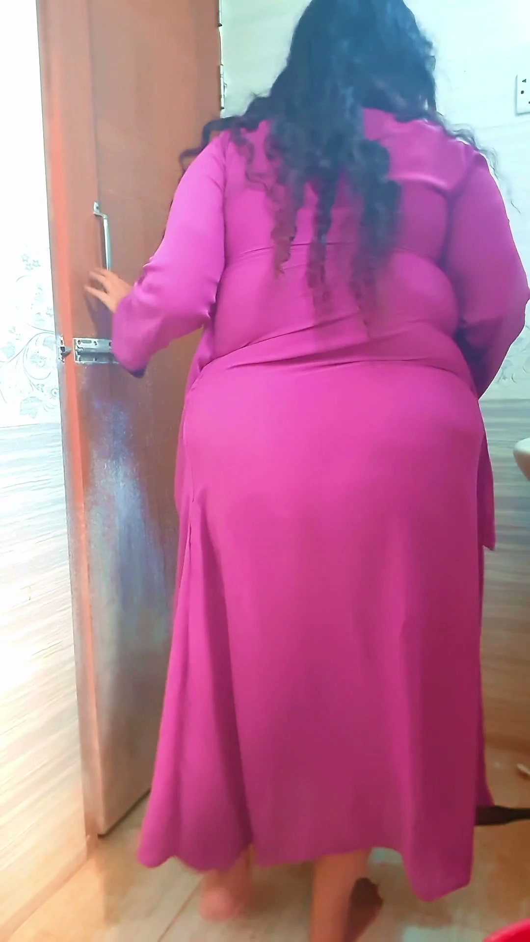 Ateşli orta yaşlı seksi kadın büyük göt ve büyük memeli Arap üvey anne banyoda duşta seks yapıyor