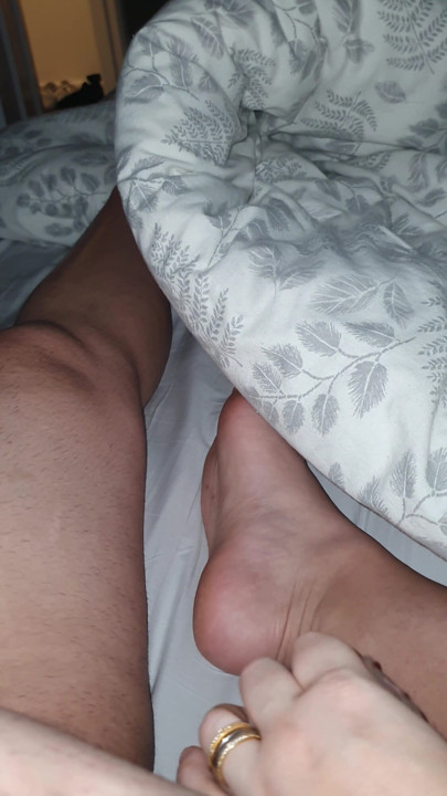 계모의 손이 미끄러져 자지를 핸잡할 때 아들 자지가 힘들어하는 배다른 아들 | 클립 1