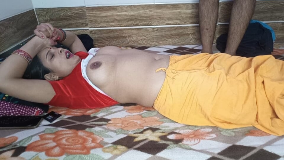 Η νεαρή χήρα όμορφη κουνιάδα κάλεσε τον κουνιάδο της στο δωμάτιο και έκανε σεξ μαζί του.