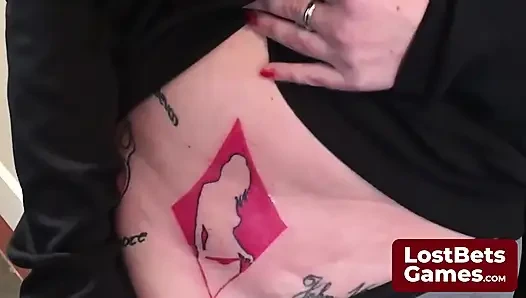 Sie stand an ihrem geburtstag nervös vor dem tattoosalon