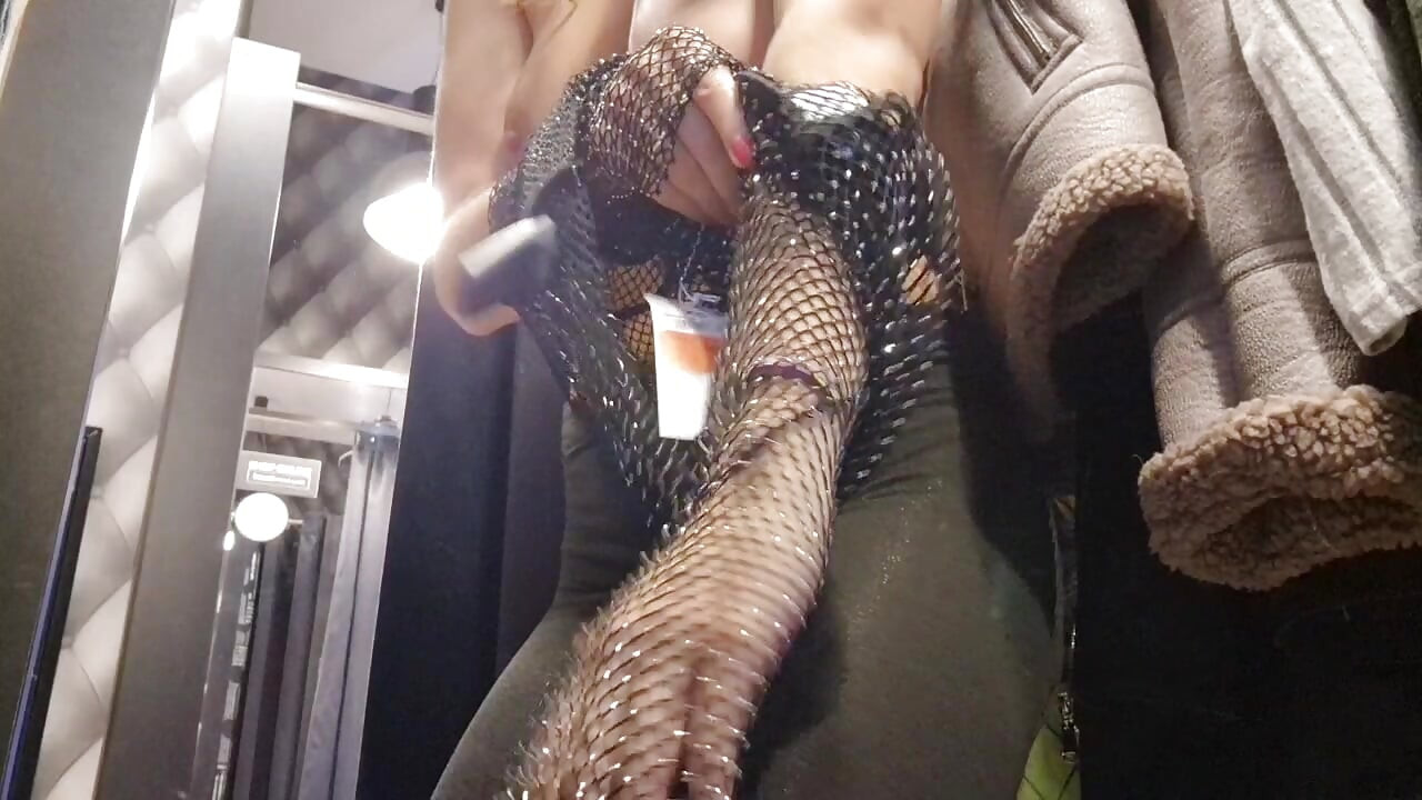 I flash in the fitting room, the curtain is open