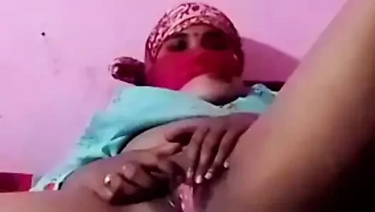 Boyfriend Se video call per baat kar rahi hai