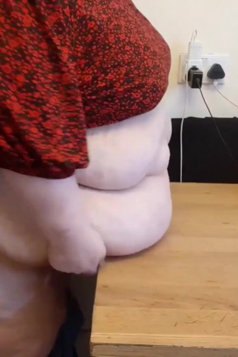 SSBBW belly slams on table earthshakes