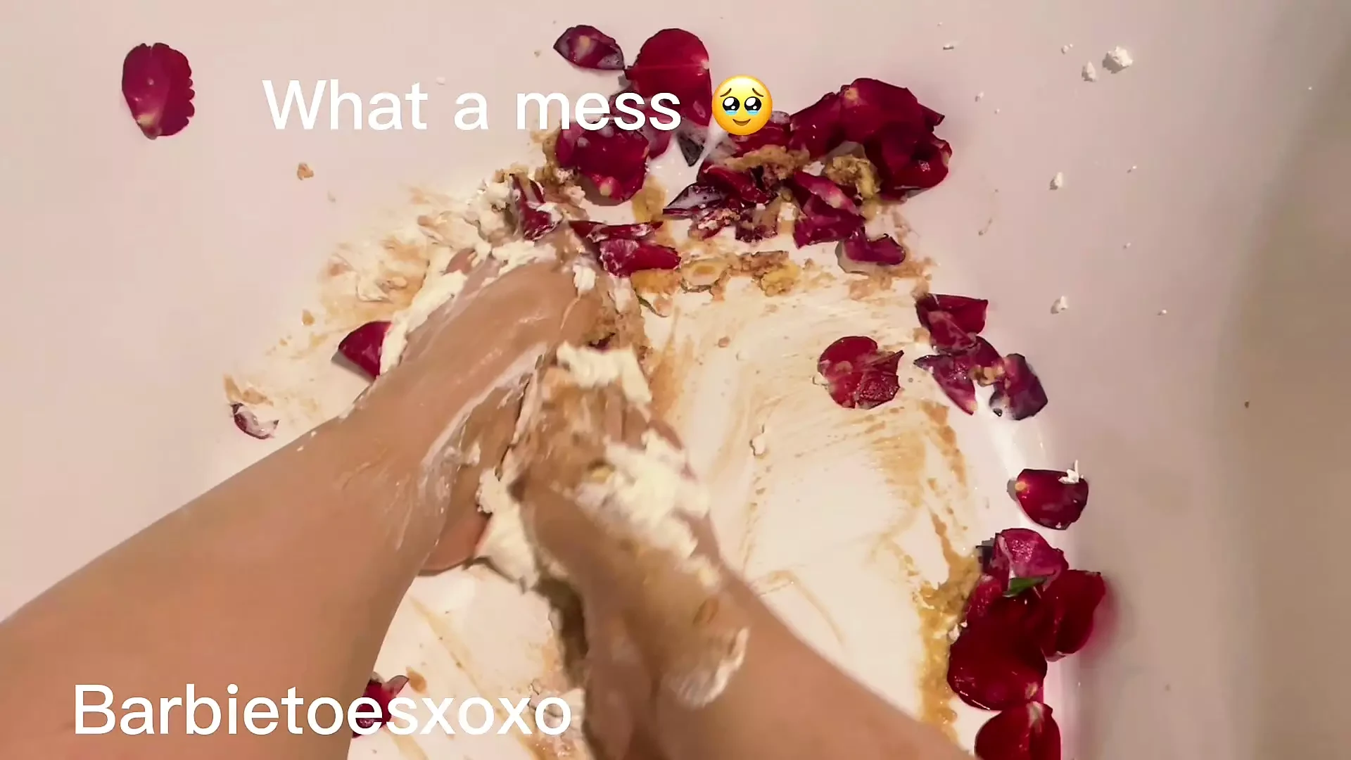 Deixe-me pisar no seu pau 🥹 - Latina Footjob com um final bagunçado