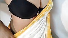 Desi bengali shruti bhabhi trêu chọc với cô ấy lớn tự nhiên tits trong vàng saree