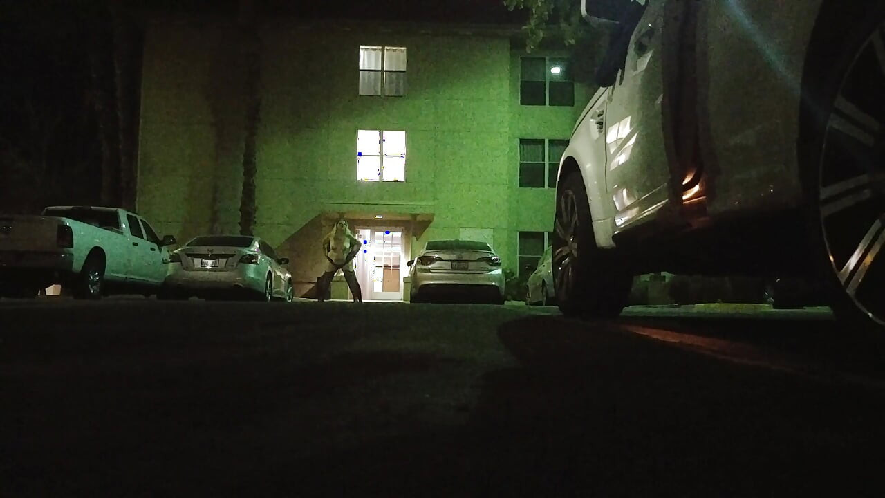 공공 호텔 주차장에서 란제리를 입은 육덕 거유 마누라! 배드빌론디몬로