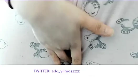 MASTURBASI DENGAN PIYAMA- MENGGOSOK MEMEK DENGAN PIYAMA- CAMELTOE