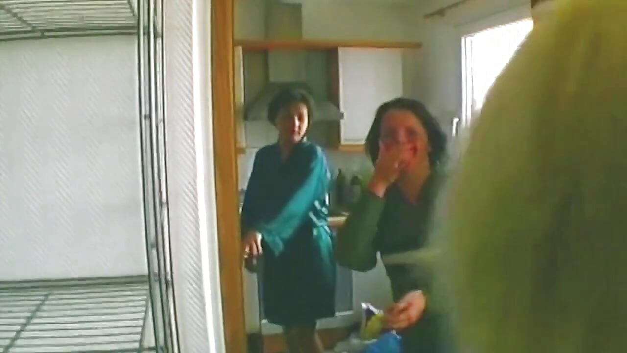 Loira e morenas dedilhando xoxotas molhadas em sexo a três