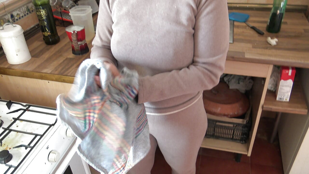 Turkish cleaning maid in Germany is SHOCKED when I flash my big cock to her.