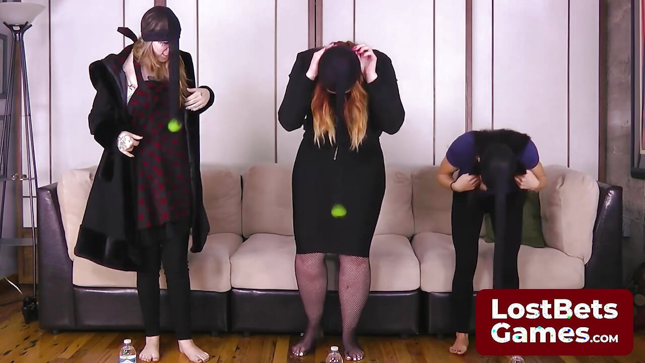 Üç bayanla oturma odasında striptiz külotu çapa oyunu
