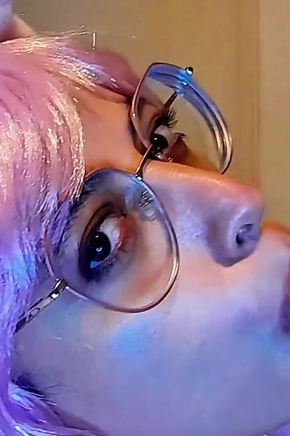 Gamer Bunny polusestra mi posuđuje svoju pičku u zamjenu za moju igru