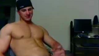 Jocks jerks on cam, dumps a load