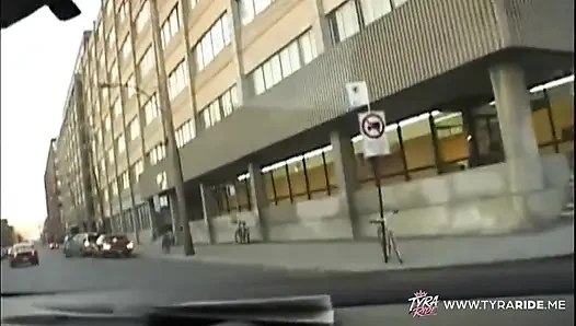 Brünette mit tätowierungen gibt blowjob im auto auf dem rücksitz
