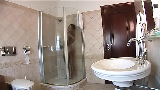 Тинка приходит домой из колледжа