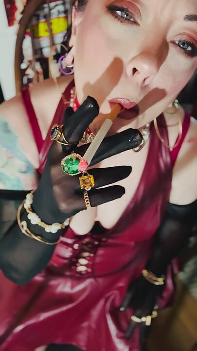 หนังแดงและบุหรี่! Tina Snua สูบบุหรี่ใส่ถุงมือสีดําและเครื่องประดับ