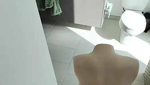 Teman sekamarku minta aku berhenti pakai bonekanya dan ngentot memeknya di kamar mandi