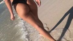 Черно-белые стринги в бикини на пляже